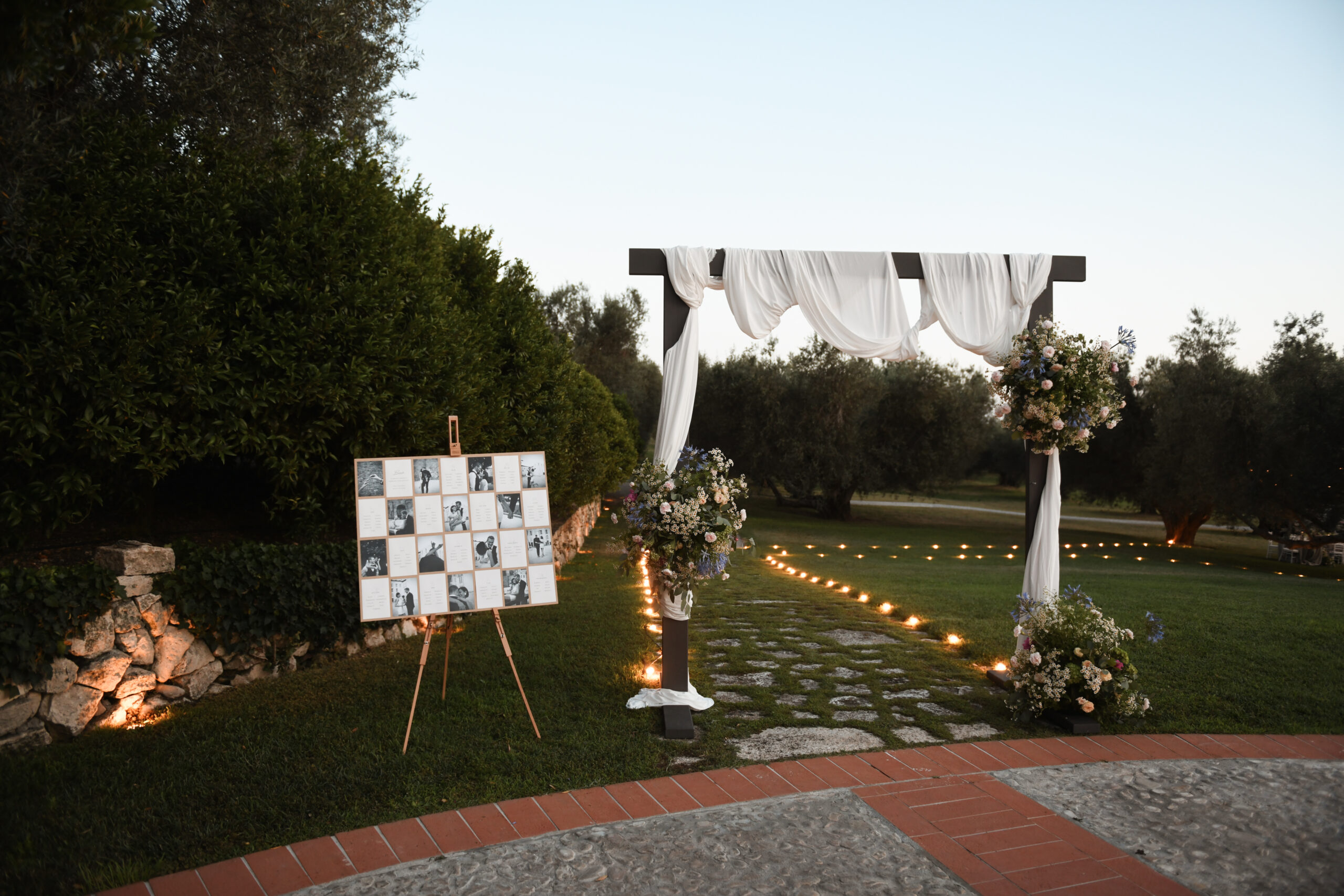 Cerimonia di matrimonio outdoor in Toscana con arco floreale