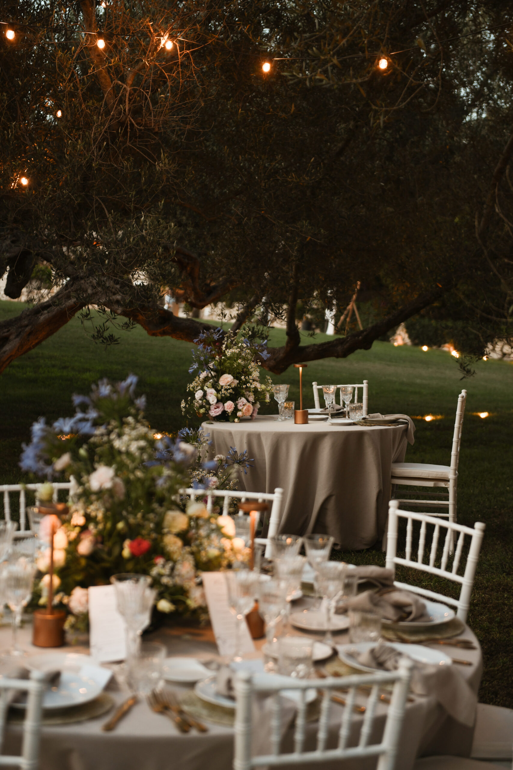 Tavola elegante apparecchiata per matrimonio in Toscana