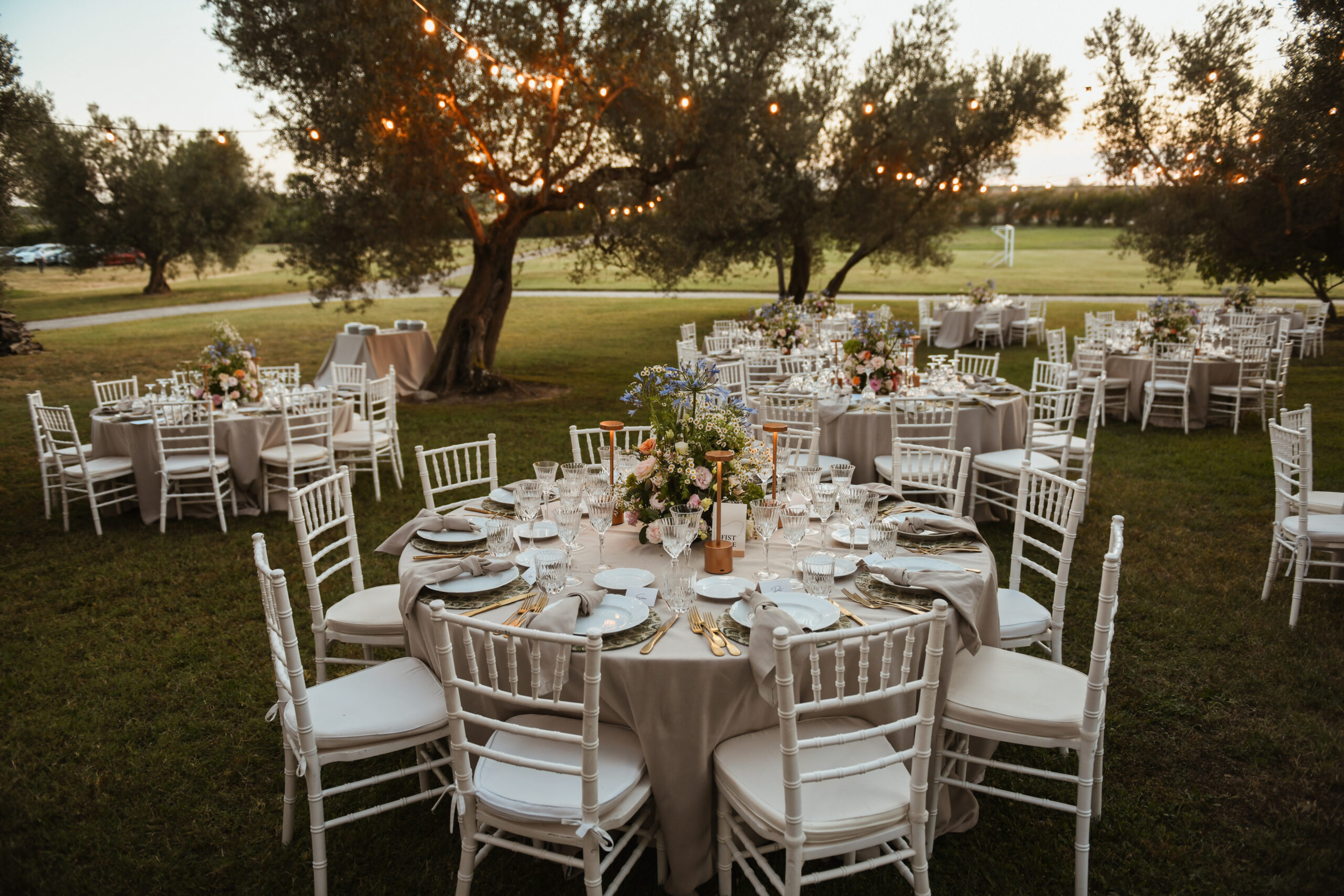 Tavola elegante al tramonto per evento Galico
