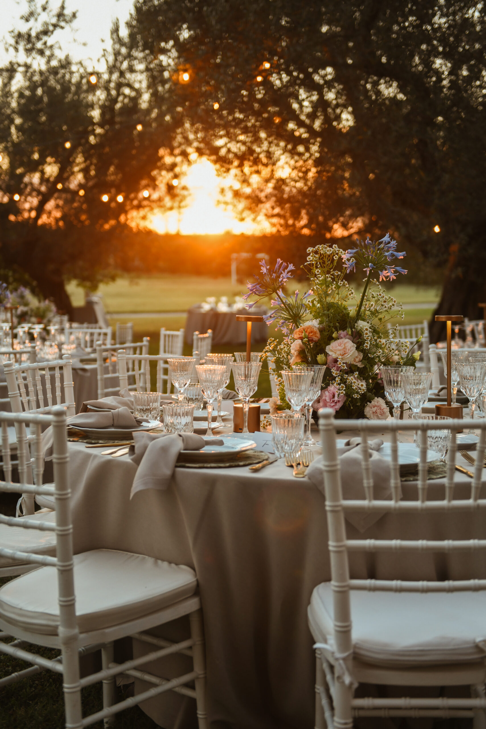 Atmosfera serale per evento elegante all’aperto