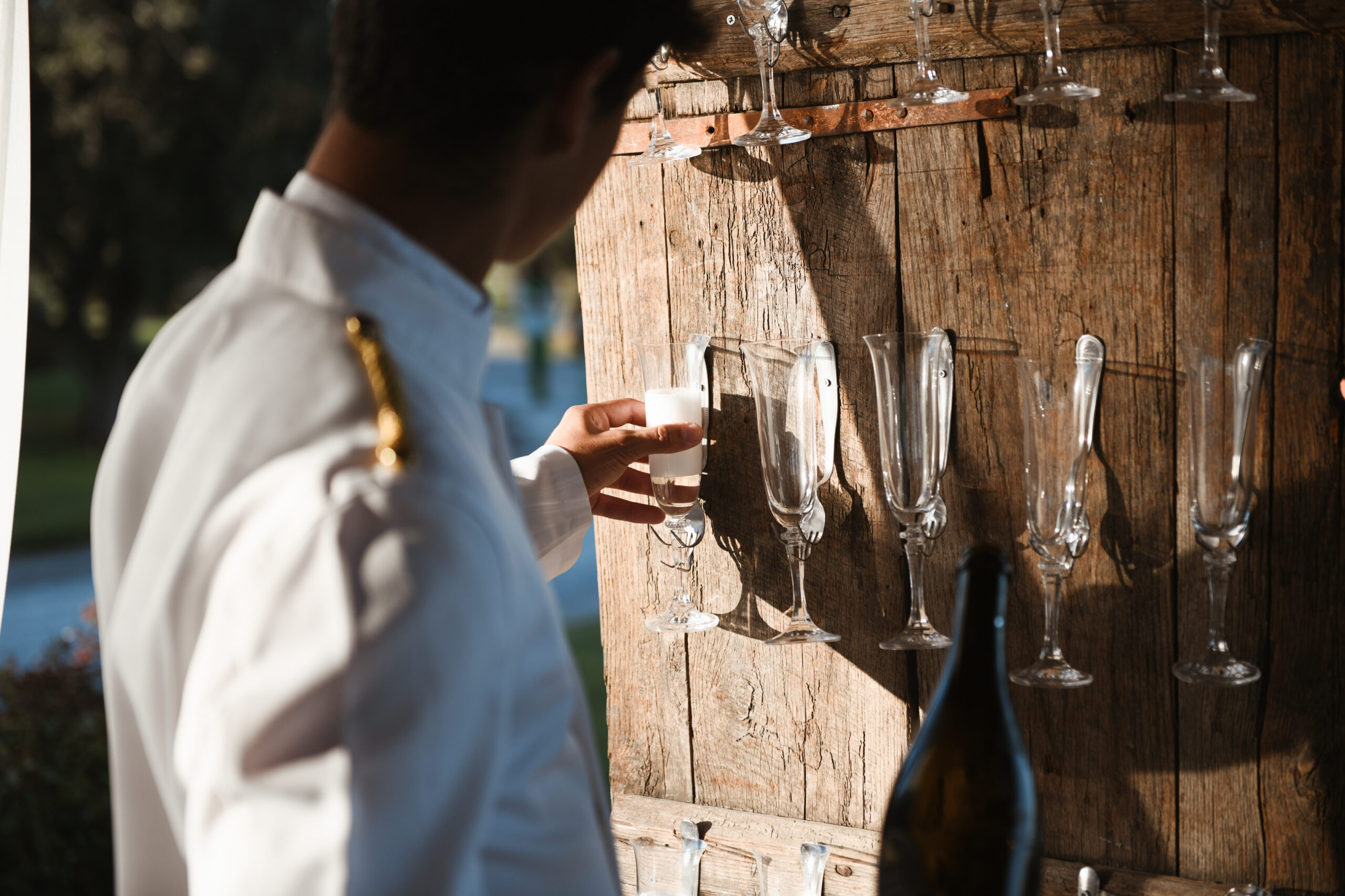 Servizio catering elegante per evento aziendale outdoor in Toscana